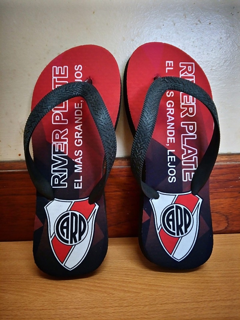 Ojotas River Plate Modelo fondo Negro y Rojo con Escudo (Modelo 3)