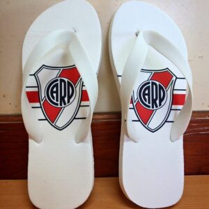 Ojotas River Plate con fondo blanco y escudo (Modelo 1)